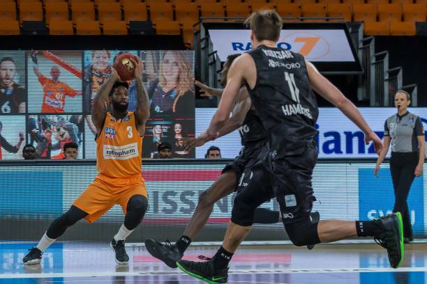 时而刚柔并 时而刚柔并