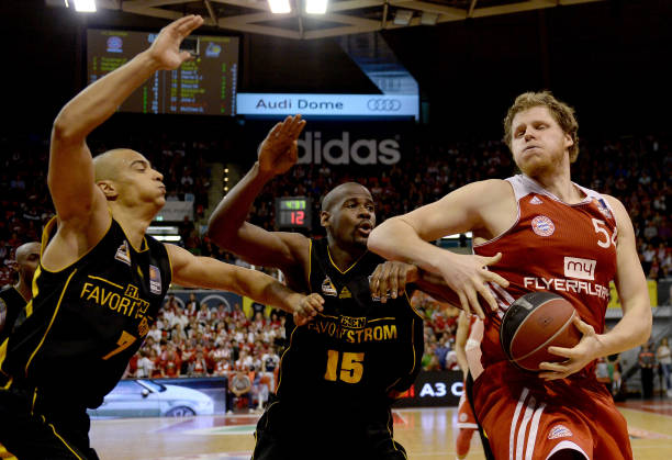 苏亚雷斯给 苏亚雷斯给